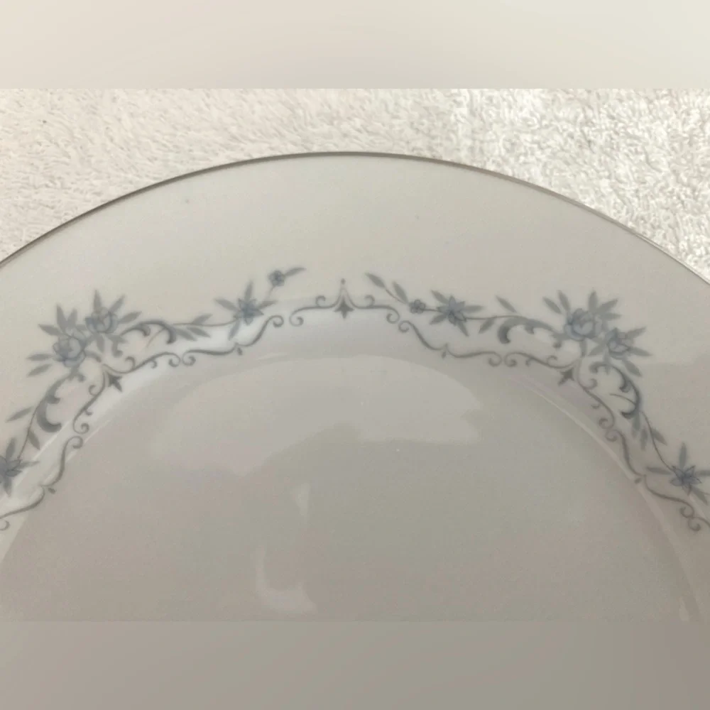 Mikasa Chadsworth White Bone China Seven Piece Place Setting